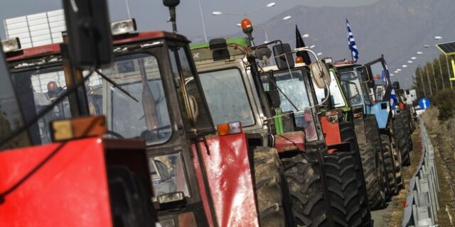 Παραμένουν στα μπλόκα οι αγρότες της Κεντρικής Μακεδονίας