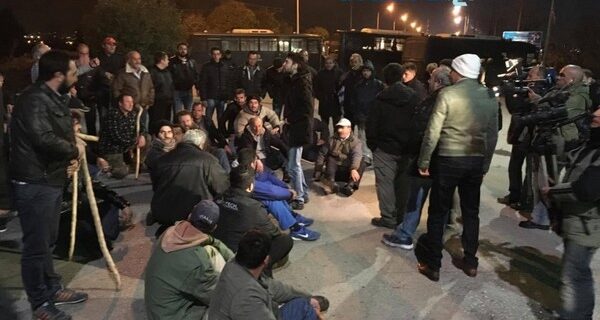 Θεσσαλονίκη: Απέκλεισαν τον δρόμο προς το αεροδρόμιο οι αγρότες