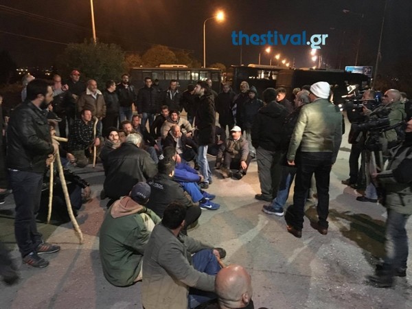 Θεσσαλονίκη: Απέκλεισαν τον δρόμο προς το αεροδρόμιο οι αγρότες