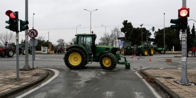 Σε νέους αποκλεισμούς κόμβων προχωρούν οι αγρότες