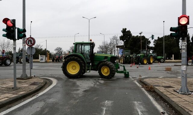 Σε νέους αποκλεισμούς κόμβων προχωρούν οι αγρότες