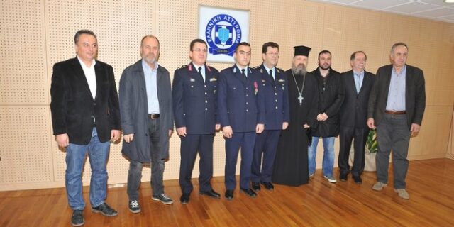 Βράβευση Ανθυπαστυνόμου που βούτηξε στη θάλασσα και έσωσε άντρα που πνιγόταν