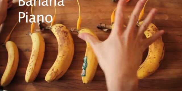 Έκανε τις μπανάνες πλήκτρα και το ‘ριξε στη μουσική