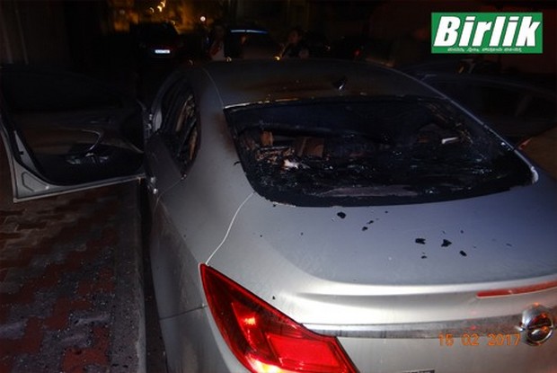 ‘Μακριά από τη γυναίκα μου’: Το μήνυμα στο καμένο αυτοκίνητο Τούρκου δημοσιογράφου στην Κομοτηνή