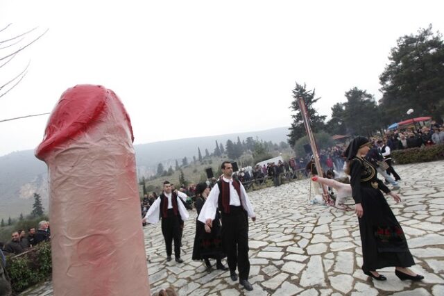 Μπουρανί: Το διονυσιακό έθιμο, η γιορτή του φαλλού που επιβιώνει από την αρχαιότητα στον Τύρναβο
