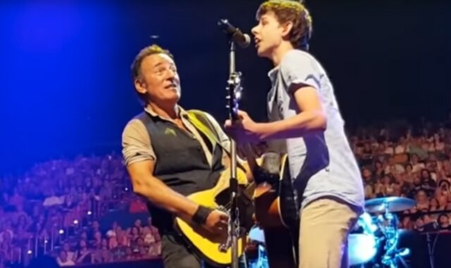 Η μαγική στιγμή που ο Bruce Springsteen ανεβάζει στη σκηνή έναν 14χρονο μαθητή