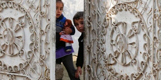Περίπου 350.000 παιδιά έχουν εγκλωβιστεί στη δυτική Μοσούλη