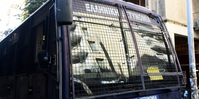 Νεαροί επιτέθηκαν με πέτρες στην κλούβα των ΜΑΤ κατά την πορεία των μαθητών