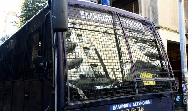 Νεαροί επιτέθηκαν με πέτρες στην κλούβα των ΜΑΤ κατά την πορεία των μαθητών