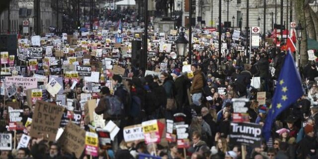 ‘Πολεμήστε την άγνοια, όχι τους μετανάστες’: Διαδηλώσεις κατά του Τραμπ σε Λονδίνο, Βερολίνο, Παρίσι