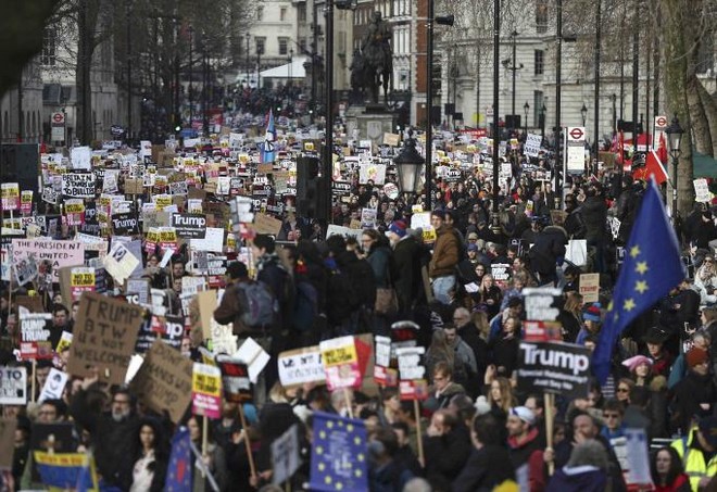 ‘Πολεμήστε την άγνοια, όχι τους μετανάστες’: Διαδηλώσεις κατά του Τραμπ σε Λονδίνο, Βερολίνο, Παρίσι