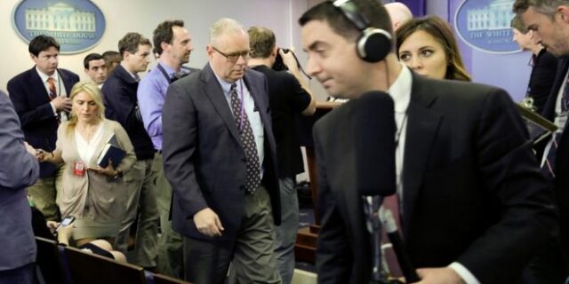 Μαίνεται ο ‘πόλεμος’ Τραμπ – ΜΜΕ: Απέκλεισε CNN, NYT και Politico