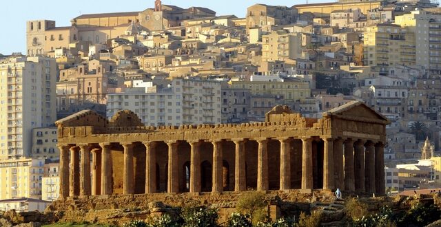 Ιταλική πόλη σε οίκο Gucci: Ελάτε εδώ, έχουμε και εμείς αρχαιοελληνικούς ναούς