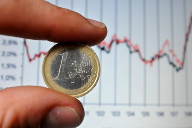 Ηandelsblatt: Το ευρώ πολύτιμο όσο ποτέ για την Ευρώπη