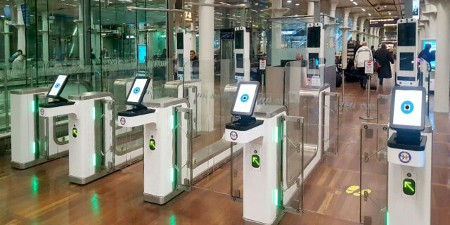 Αυτόματες πύλες ελέγχου των διαβατηρίων στο αεροδρόμιο της Αθήνας