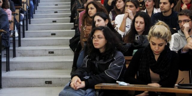 Πανελλαδικές: Οι πρυτάνεις ζητούν μείωση εισακτέων κατά 50%
