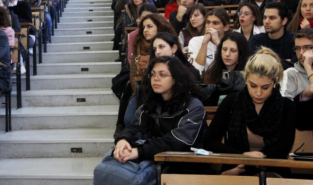 Πανελλαδικές: Οι πρυτάνεις ζητούν μείωση εισακτέων κατά 50%