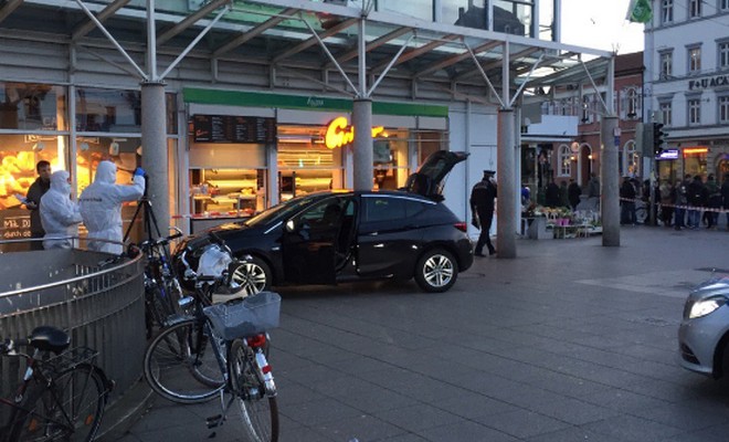 Άνδρας έριξε αυτοκίνητο σε πεζούς στη Χαϊδελβέργη της Γερμανίας