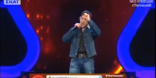 The Voice: Συνέτριψε τα γυαλιά του με το πόδι και πέρασε στα live