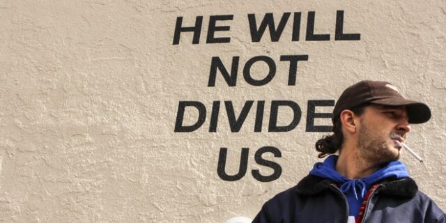 Μετακόμισε το εικαστικό πρότζεκτ του Σάια ΛαΜπαφ κατά του Τραμπ