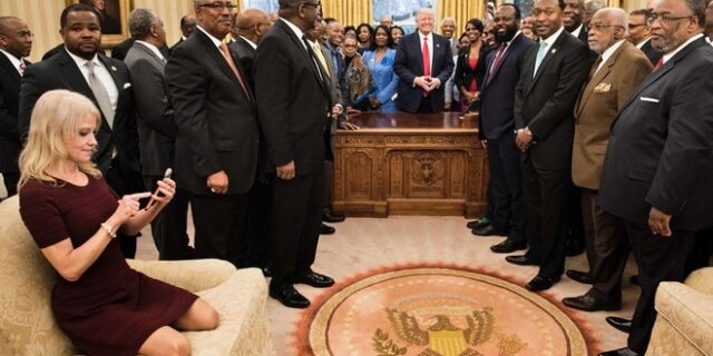 Σύμβουλος του Τραμπ με τα παπούτσια της στον καναπέ του Οβάλ Γραφείου