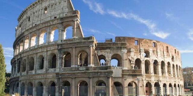 Σε δίκη Γαλλίδα τουρίστρια που χάραξε το όνομά της στο Κολοσσαίο