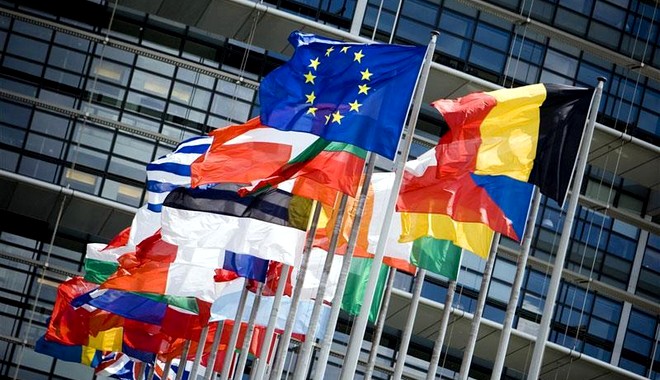 Ακροδεξιοί με σαμπάνιες στο ΕΚ: Επιστρέφουν μισό εκατομμύριο ευρώ