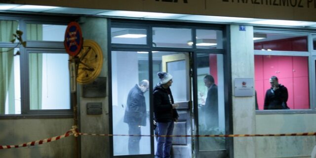 Συλλήψεις και προσαγωγές μετά την επίθεση με μολότοφ στα γραφεία του ΣΥΡΙΖΑ