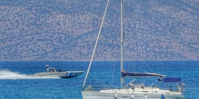 Στο λιμάνι της Βελανιδιάς ρυμουλκείται το ιστιοφόρο με τους 70 μετανάστες