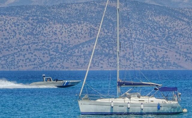 Στο λιμάνι της Βελανιδιάς ρυμουλκείται το ιστιοφόρο με τους 70 μετανάστες