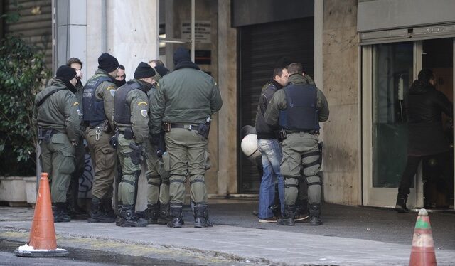 Επίθεση σε διμοιρία των ΜΑΤ, στην οδό Χαριλάου Τρικούπη
