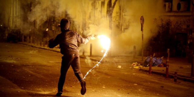 Επίθεση με μολότοφ σε διμοιρία των ΜΑΤ στο κέντρο της Αθήνας