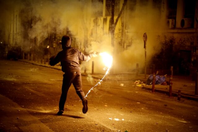 Νέα επίθεση με μολότοφ και ορμητήριο το Πολυτεχνείο