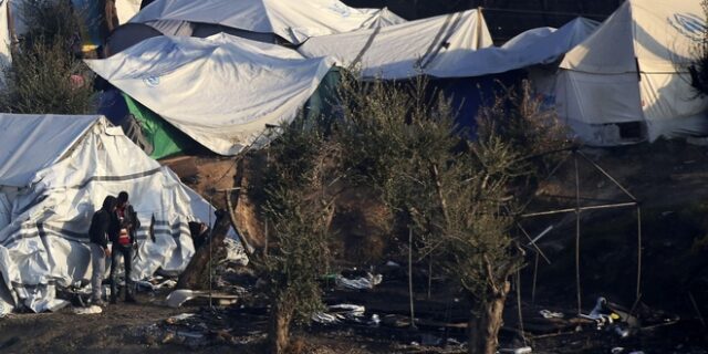 Μυτιλήνη: Κάηκαν σκηνές έξω από το hot spot της Μόριας