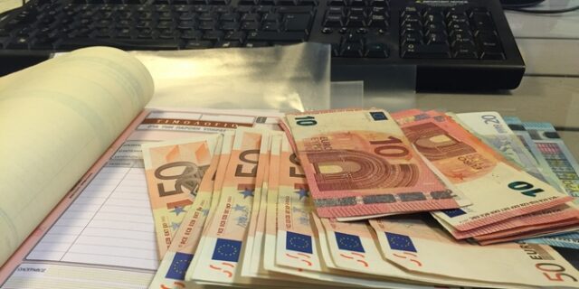 Επιδότηση έως 350 ευρώ για τα ‘μπλοκάκια’ που θα μπουν σε μισθολόγιο