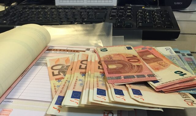 Επιδότηση έως 350 ευρώ για τα ‘μπλοκάκια’ που θα μπουν σε μισθολόγιο