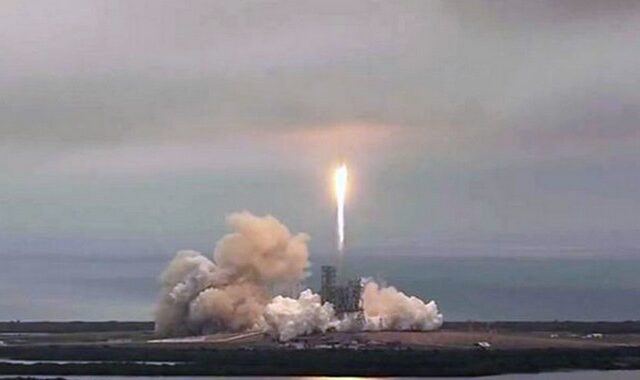 Με επιτυχία ολοκληρώθηκε η εκτόξευση του πυραύλου Falcon-9