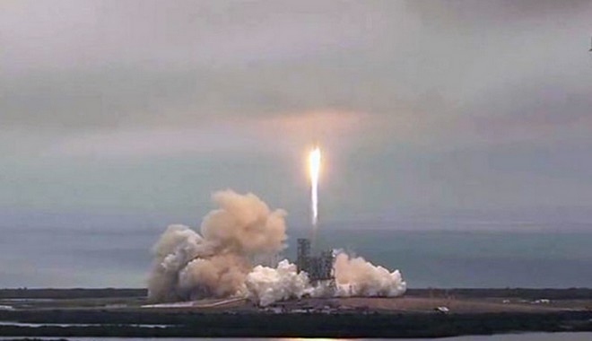 Με επιτυχία ολοκληρώθηκε η εκτόξευση του πυραύλου Falcon-9