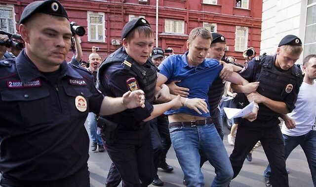 Ένα εμπόδιο λιγότερο για τον Πούτιν. Ένοχος για υπεξαίρεση ο ηγέτης της αντιπολίτευσης