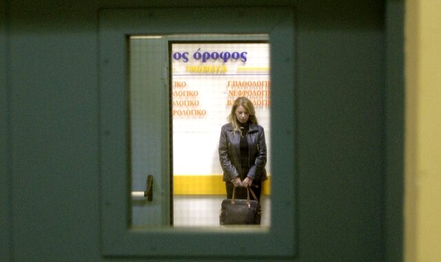 Καταγγελία Παπανικολάου: Έχω διασωληνομένους εκτός ΜΕΘ
