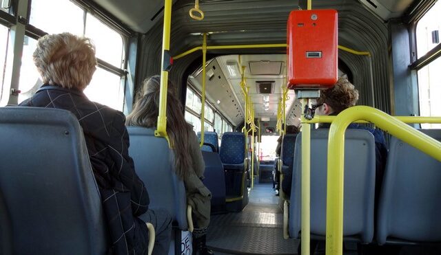 Επίθεση με βαριοπούλες σε λεωφορείο, στο Γαλάτσι