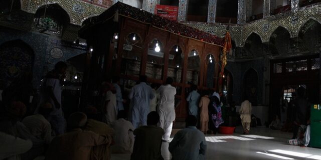 Πακιστάν: Επίθεση καμικάζι με 72 νεκρούς και 100 τραυματίες