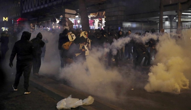 Παρίσι: Νέες εντάσεις και δακρυγόνα σε διαδήλωση κατά της αστυνομικής βίας