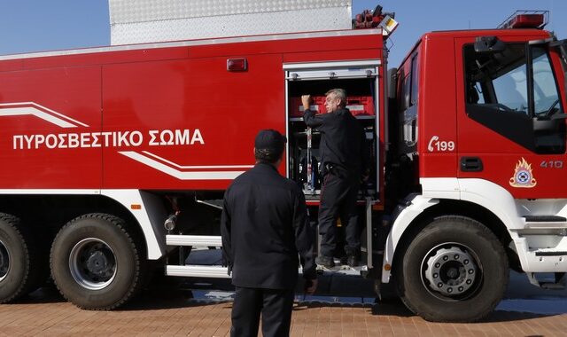 Πυρκαγιά σε εργοστάσιο προκάτ οικίσκων στα Οινόφυτα