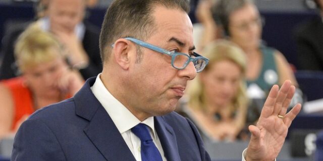 Πιτέλα κατά Σόιμπλε: Κρατά όμηρο την Ελλάδα και την Ευρώπη