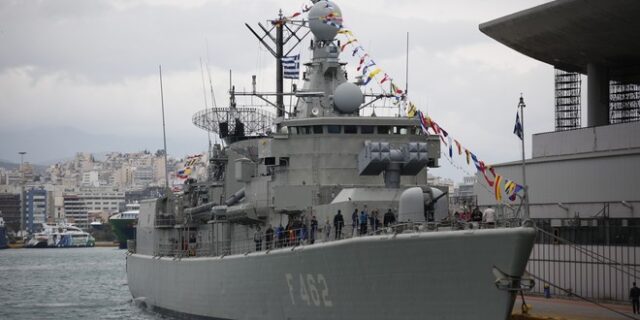 Μέλος τουρκικού φορτηγού πλοίου φωτογράφιζε το ναύσταθμο Σαλαμίνας