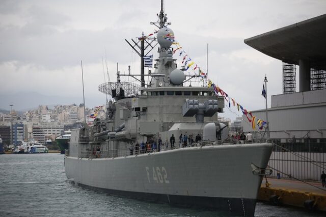 Μέλος τουρκικού φορτηγού πλοίου φωτογράφιζε το ναύσταθμο Σαλαμίνας