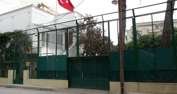 Πέταξαν μπογιές στο Τουρκικό προξενείο Κομοτηνής