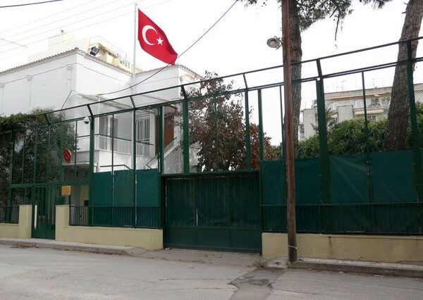 Πέταξαν μπογιές στο Τουρκικό προξενείο Κομοτηνής