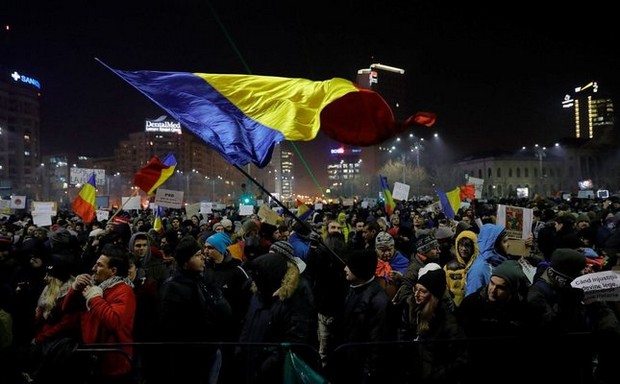Ρουμανία: Η κυβέρνηση υπέκυψε στη δύναμη των διαδηλωτών. Επόμενος ‘σταθμός’, η παραίτηση;